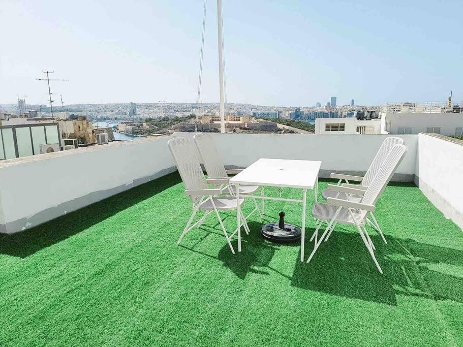 City Penthouse With Roof Terrace And Sea Views วัลเลตตา ภายนอก รูปภาพ